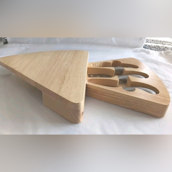 Wooden Cheese Board with Stainless Steel Tools - Picture 4 of 5